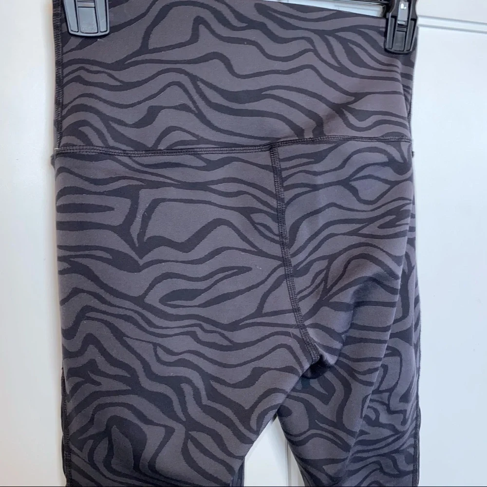 Alo Gray/Black Zebra Air Brushed Capri Leggings Small Yoga Animal Print